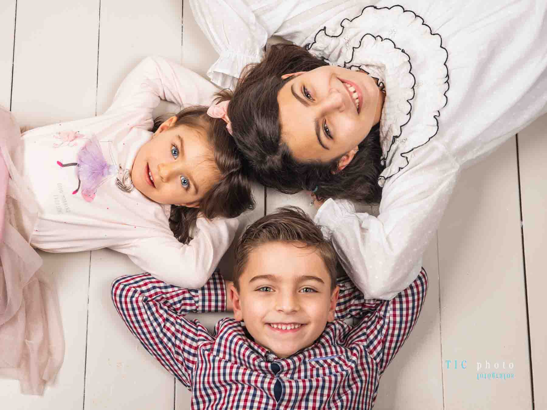 Fotos de estudio con 3 niños 5